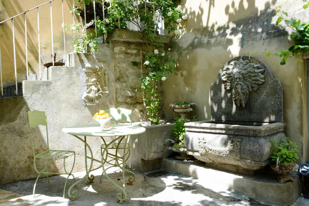 小城堡住宿加早餐旅馆 Châteauneuf-de-Gadagne 外观 照片
